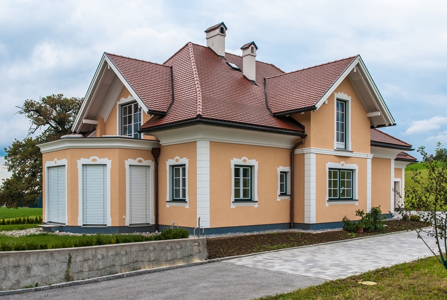 Internorm Fenster mit grüne Rahmen und weiße Flügel BHM