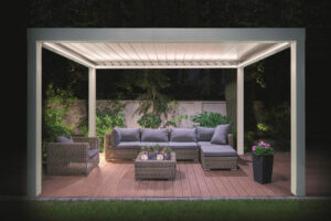 Beleuchtete Pergola mit Lamellenüberdachung - BT Group