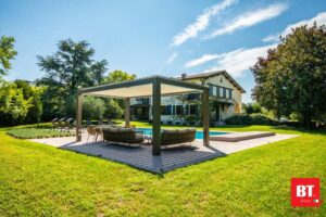 Terrasse mit freistehender Lamellenüberdachung